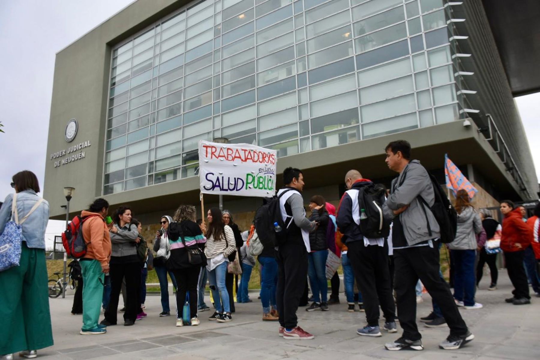 Estatales autoconvocados protestan frente a la Ciudad Judicial de Neuquén (Matias Subat).