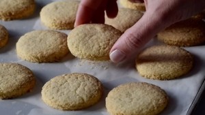 Paso a paso para estas galletas de coco que se desarman en la boca