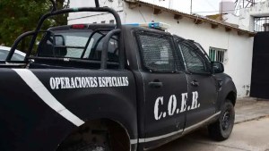 Feroz tiroteo entre dos familias de Roca terminó con un herido grave con cuatro disparos