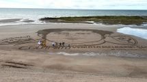 Imagen de Franco Colapinto en la playa de Las Grutas