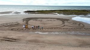 Franco Colapinto en la playa de Las Grutas