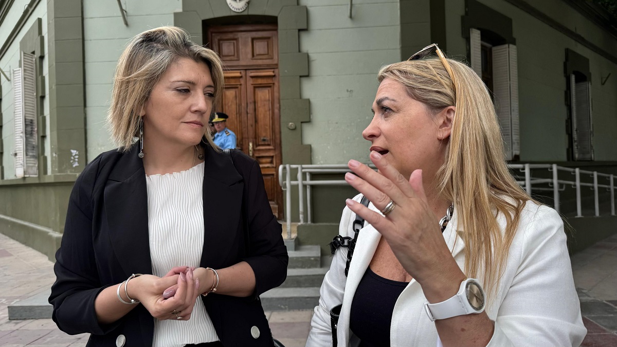 La concejala del bloque Amor por Angostura, Eugenia Mesa, acompañada por la ex candidata a intendenta de Villa La Angostura, Mirna Gómez en la Casa de Gobierno de Neuquén (Gentileza)