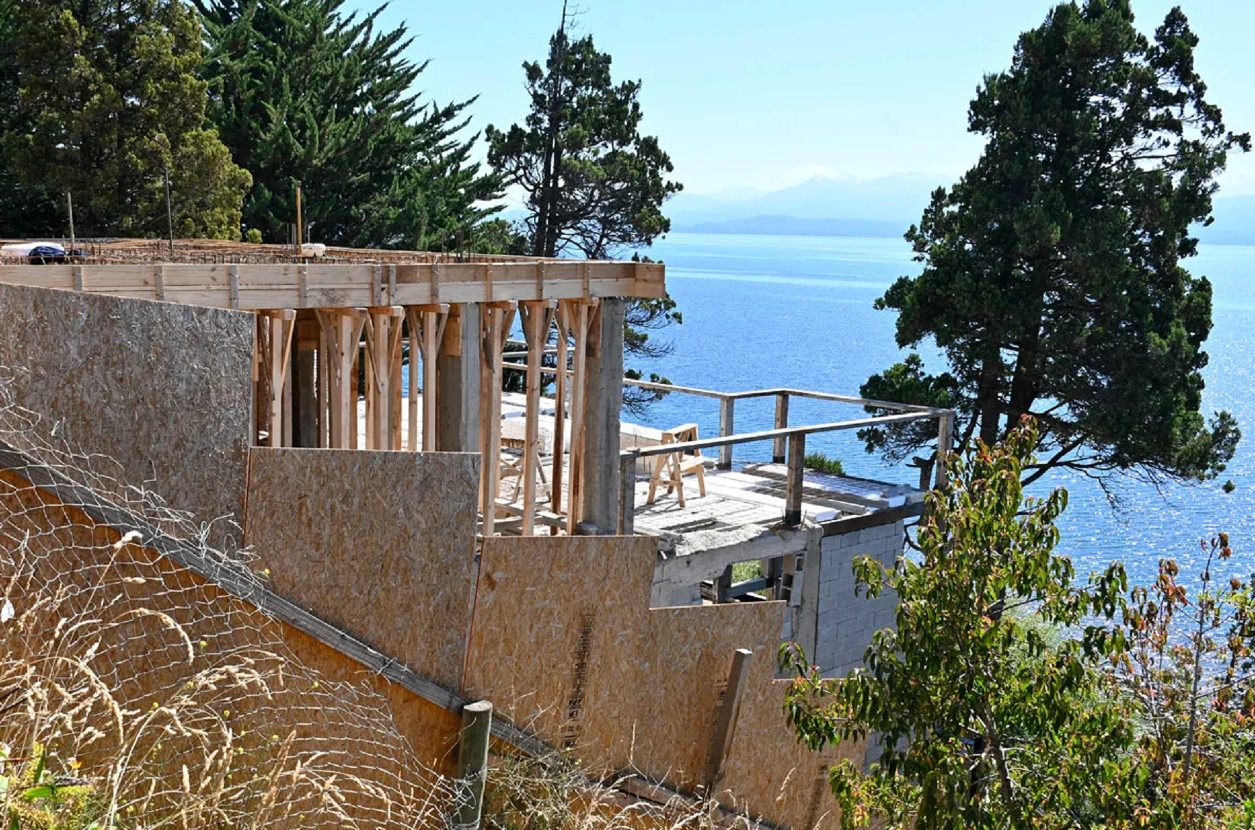 La construcción privada avanzó en el retiro de costa en la avenida Bustillo 4,400, en Bariloche. El dueño tendrá una probation. Foto: Archivo