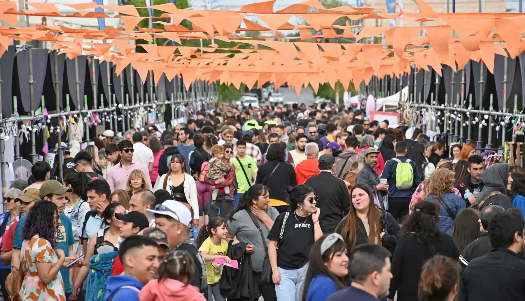 La feria comenzó con un cielo nublado. Foto: Matias Subat