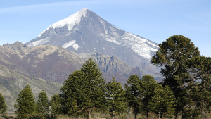 Lanzan un operativo de emergencia en el Volcán Lanín para rescatar a un integrante del Ejercito