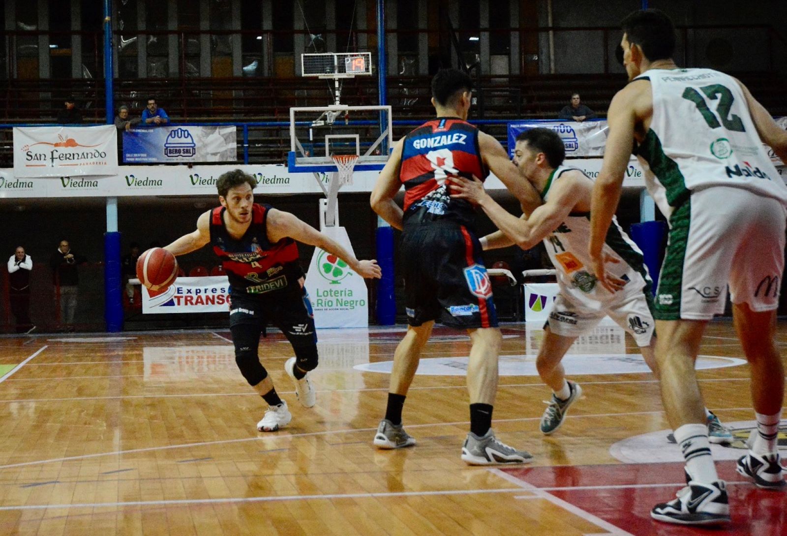 Mariano Marina terminó con 17 puntos en la gran victoria ante los bahienses. (Fernando Oyola-LNB)