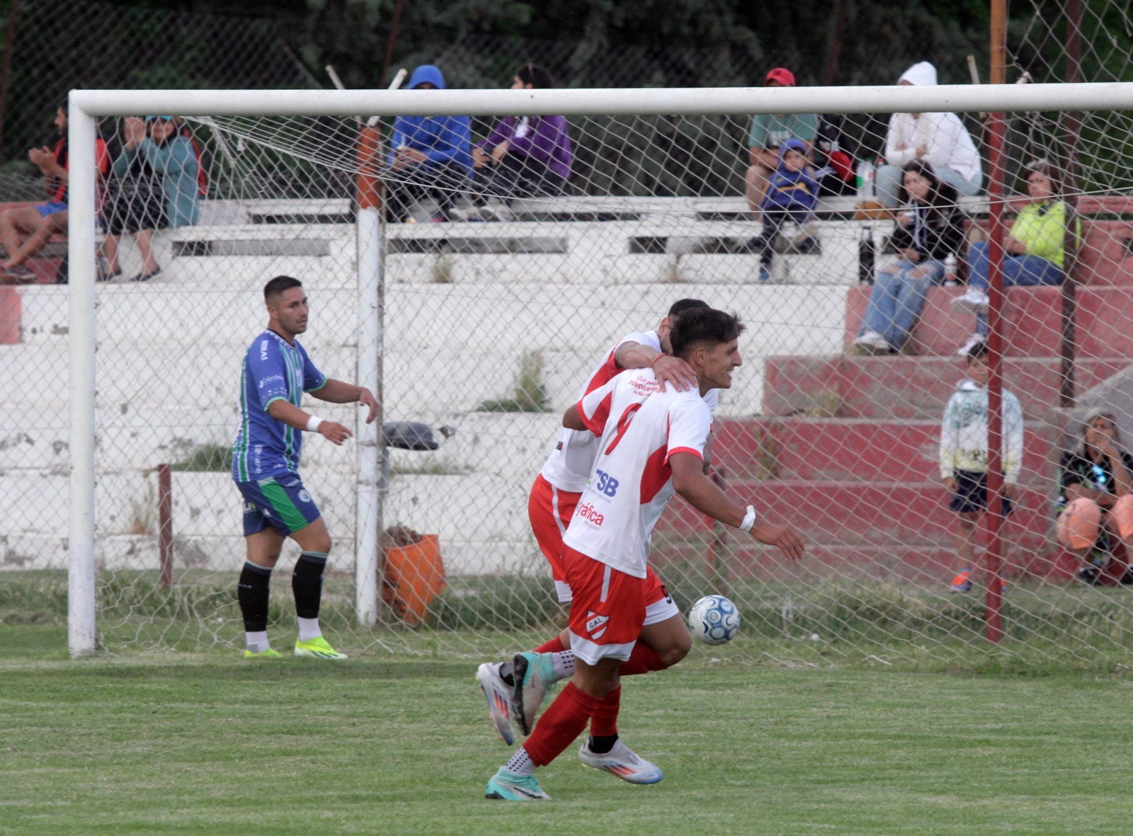 Independiente de Neuquén le ganó a Maronese y todo se definirá en la última fecha. (Foto: Oscar Livera)