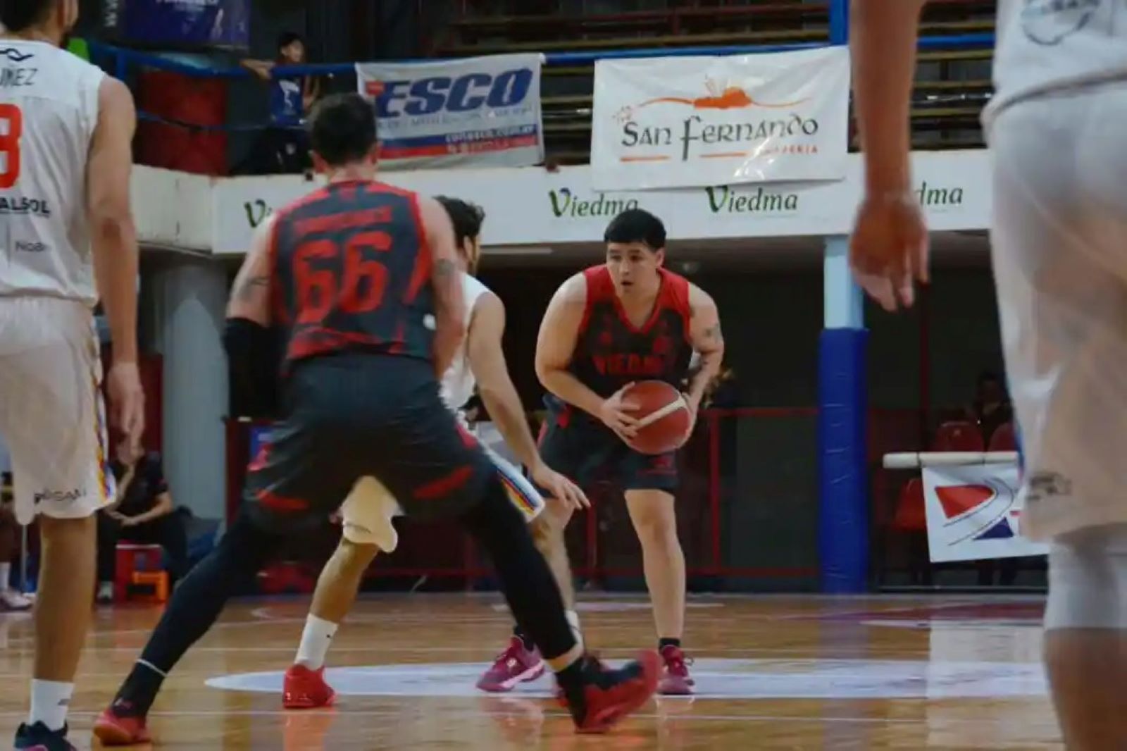 Luciano Cáceres fue el mejor de la noche y terminó con 28 puntos (Fotos Fernando Oyola-Deportivo Viedma)