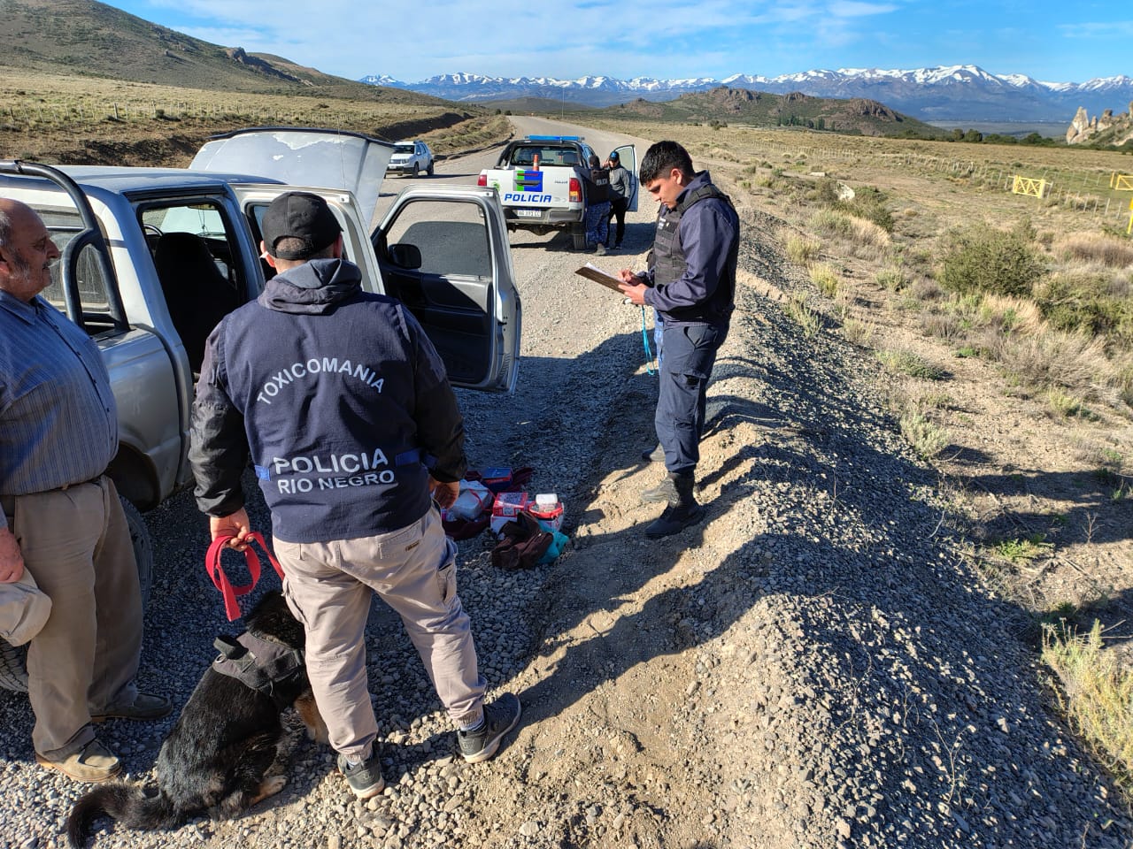 El procedimiento se hizo esta mañana de viernes a pocos kilómetros de Dina Huapi y Bariloche. (foto gentileza Policía de Río Negro)