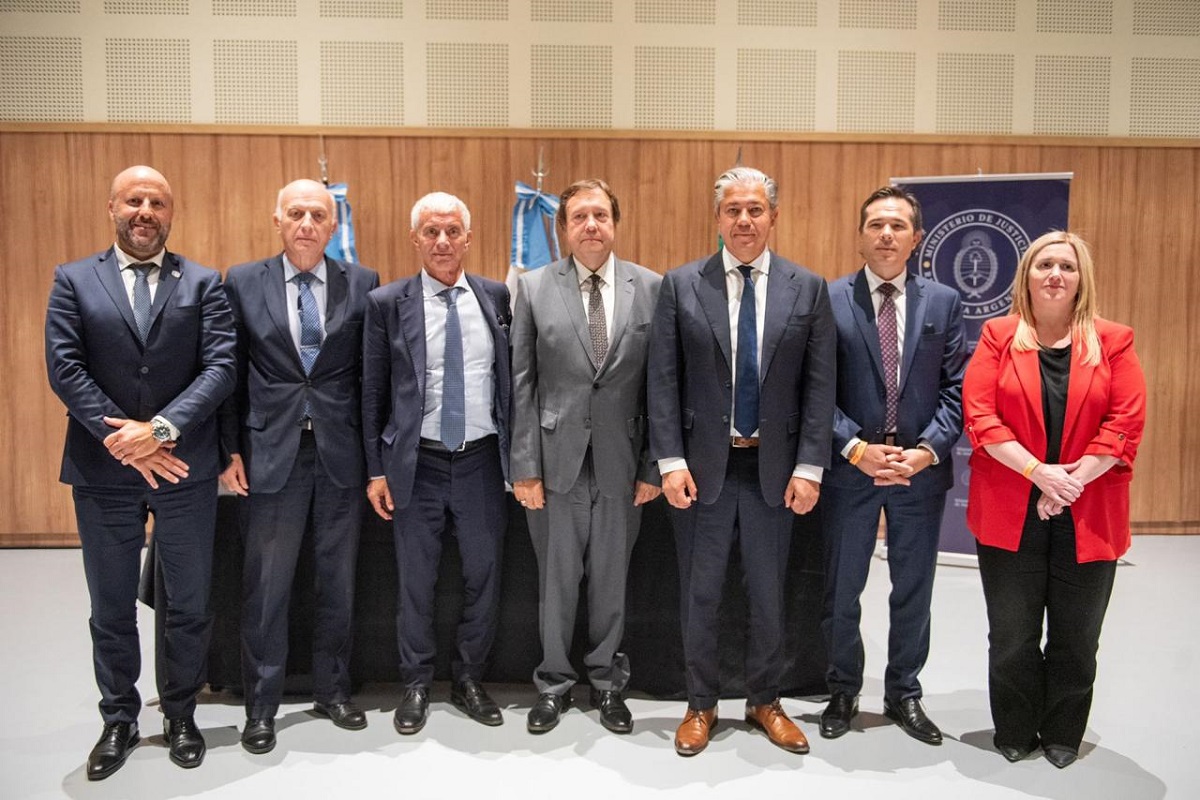 Borinsky, Casal, Cúneo Libarona, Weretilneck, Figueroa, Gerez y Gennari, el lunes en el centro de convenciones Domuyo. La clásica foto familiar al final del encuentro. (Gentileza)