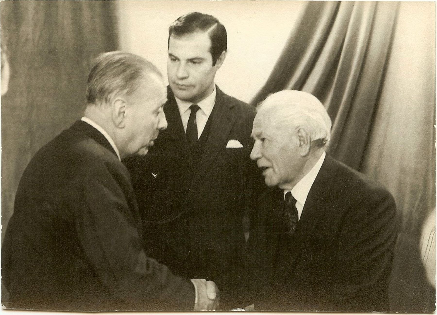 Un saludo de grandes. Gregorio Álvarez y el escritor Jorge Luis Borges. (FOTO: Archivo)