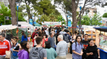 Imagen de En 10 fotos, la feria de artesanos que copó el centro de Neuquén: ¿afectará el viento este domingo?