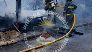 Incendio consumió por completo una vivienda en Neuquén: qué es lo que sabe