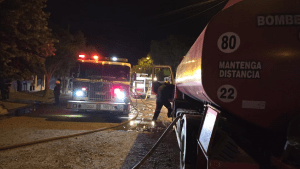 Un hombre sufrió graves quemaduras tras incendio en un taller mecánico de Centenario