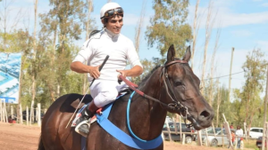 El emotivo adiós al jinete que murió tras caer con su caballo durante una carrera en Regina