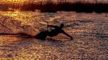 Imagen de El Kitesurf los unió y transformaron su hobby en una escuelita en el Lago Pellegrini