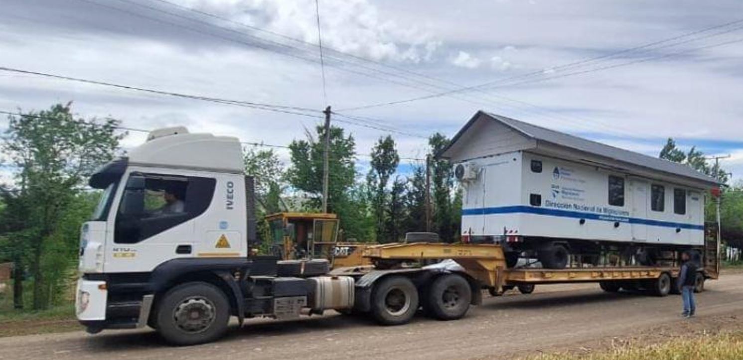 Un camión trasladó la oficina prefabricada que se instalará en Pichachén (Municipalidad de El Cholar)