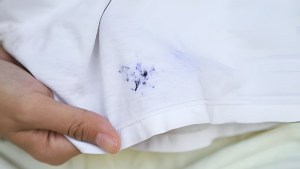 Cómo sacar las manchas de tinta de la ropa con este truco casero