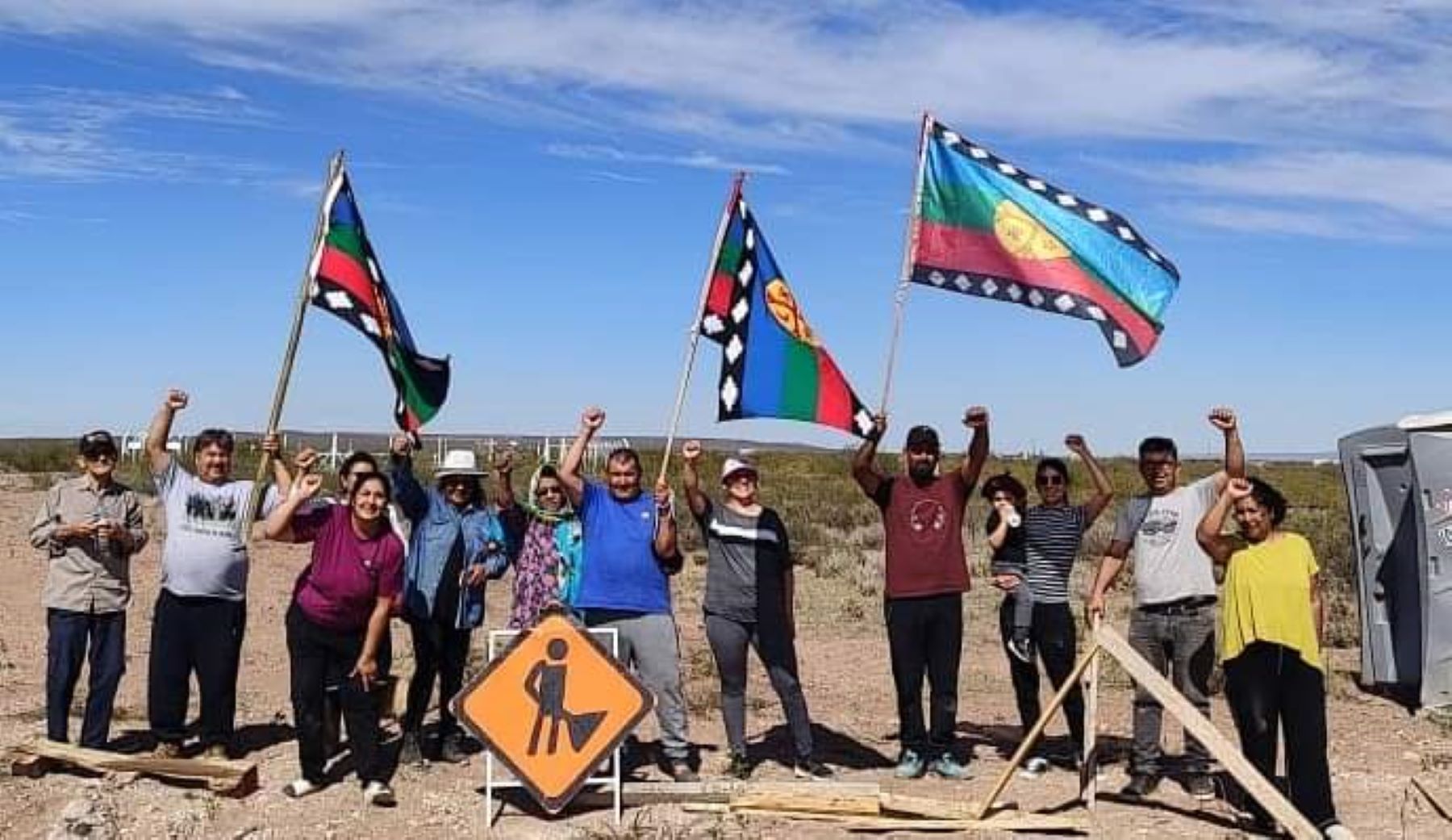 Mapuches mantienen un bloqueo en Vaca Muerta. Foto: Facebook Confederación Mapuche de Neuquén. 