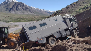 Quién paga el «complicadísimo» operativo para retirar el motorhome de los turistas que activaron un SOS internacional en Neuquén