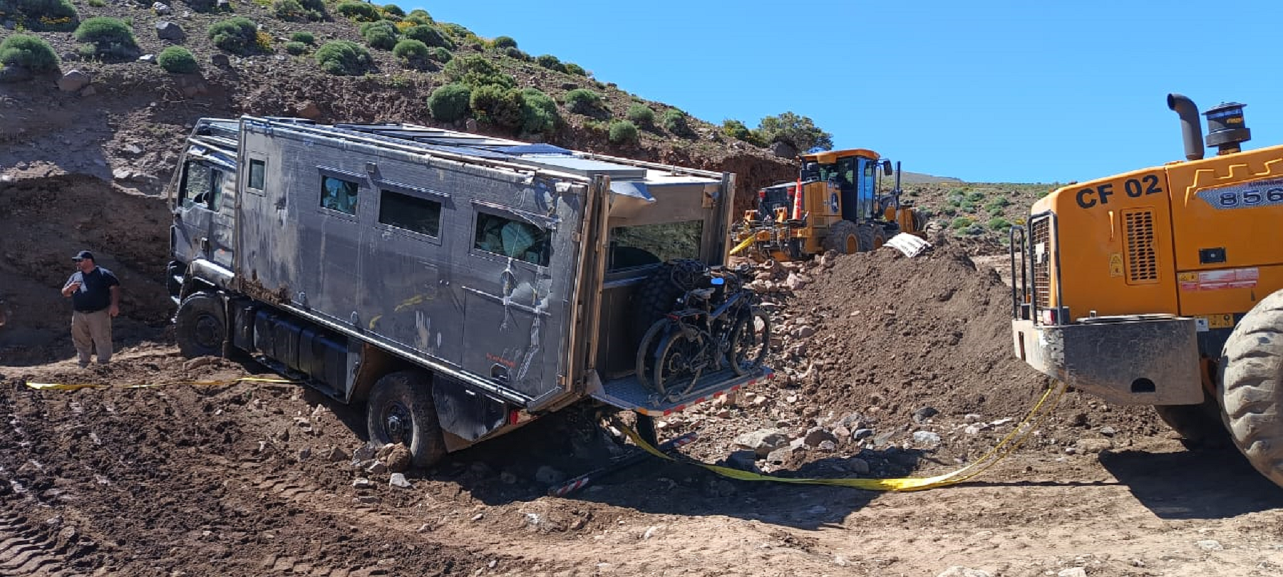 Retiraron el motorhome de los turistas belgas que volcaron sobre la Ruta 43 en Neuquén. (Foto: Gentileza).