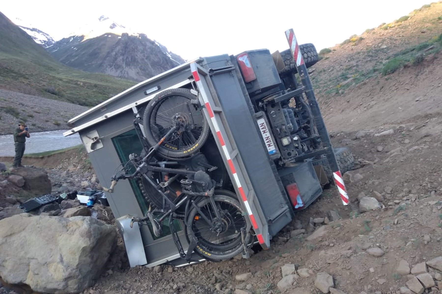 El motorhome belga volcado en La Puntilla Norte, Ruta 43, Neuquén, espera ser removido tras el operativo de rescate.