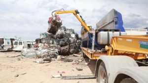 Entre 25 y 30 autos abandonados por día en Neuquén: vuelve la compactadora y serán un cubo