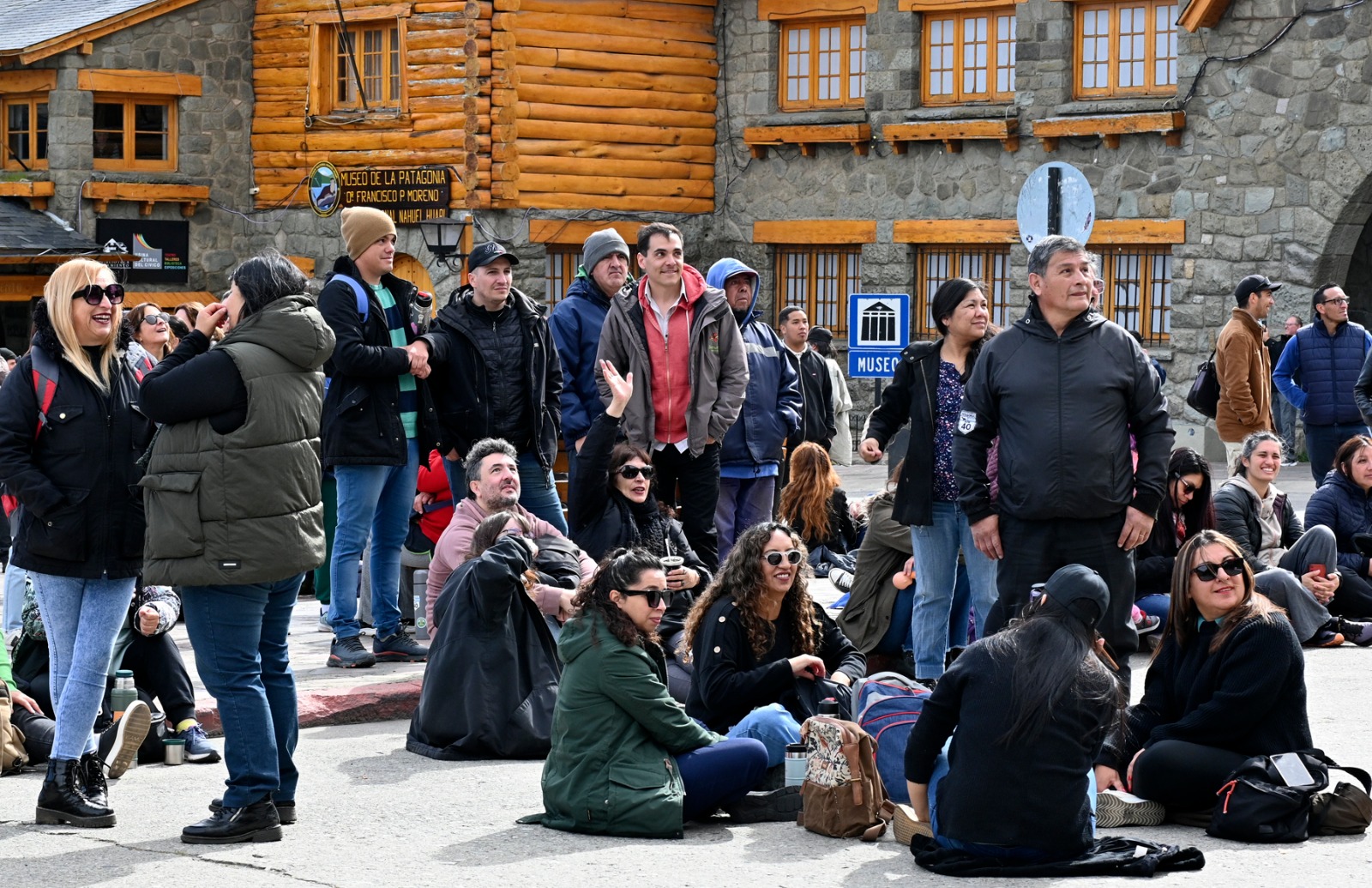 Los trabajadores del municipio esperan en el Centro Cívico el resultado de la negociación paritaria  (Alfredo Leiva)