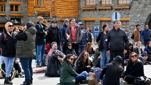 Trabajadores municipales de Bariloche, esperan en el Centro Cívico definiciones de la paritaria