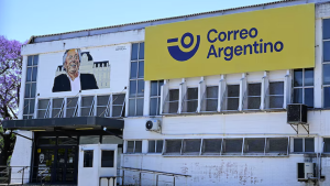 Otra imagen de Néstor Kirchner retirada por el Gobierno: taparon un mural en una sede del Correo Argentino