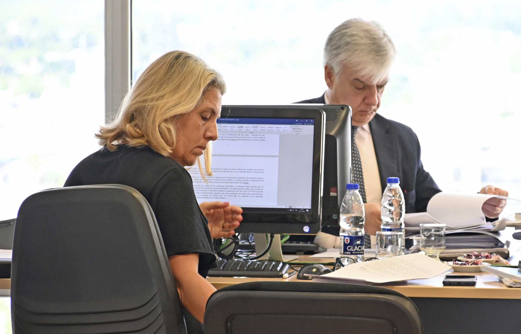 Carla Castiglioni y José Luis Rodríguez, durante el examen escrito por un lugar en la Cámara Civil de Neuquén. (Florencia Salto)