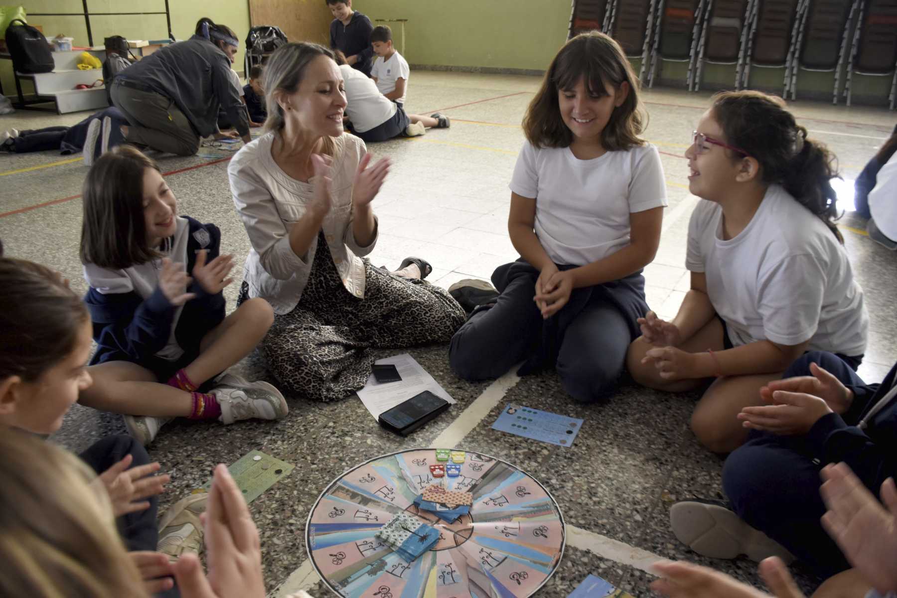 Un tablero circular, tres mazos de naipes con fuerzas de la naturaleza, personajes del mapuche kimun, un dado y... ¡a jugar!