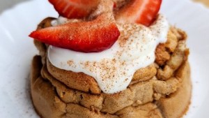 Mini torta nube de cacao para un desayuno liviano y sin harinas