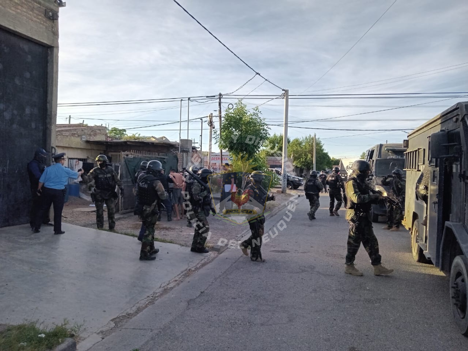 Megaoperativo policial en el barrio Bouquet Roldán de Neuquén: a quién buscaban 