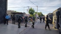 Imagen de Megaoperativo policial en el barrio Bouquet Roldán de Neuquén: a quién buscaban