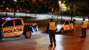 Chocó a un policía para evitar un control de vehicular en Zapala: detuvieron a tres personas