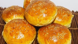 Cómo hacer pan de hamburguesas esponjoso y fácil de cocinar: el paso a paso de la receta 