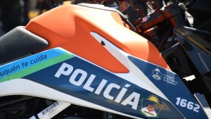 Se atrincheró con su expareja y amenazó con matarla con un cuchillo en Neuquén: hirió a una policía