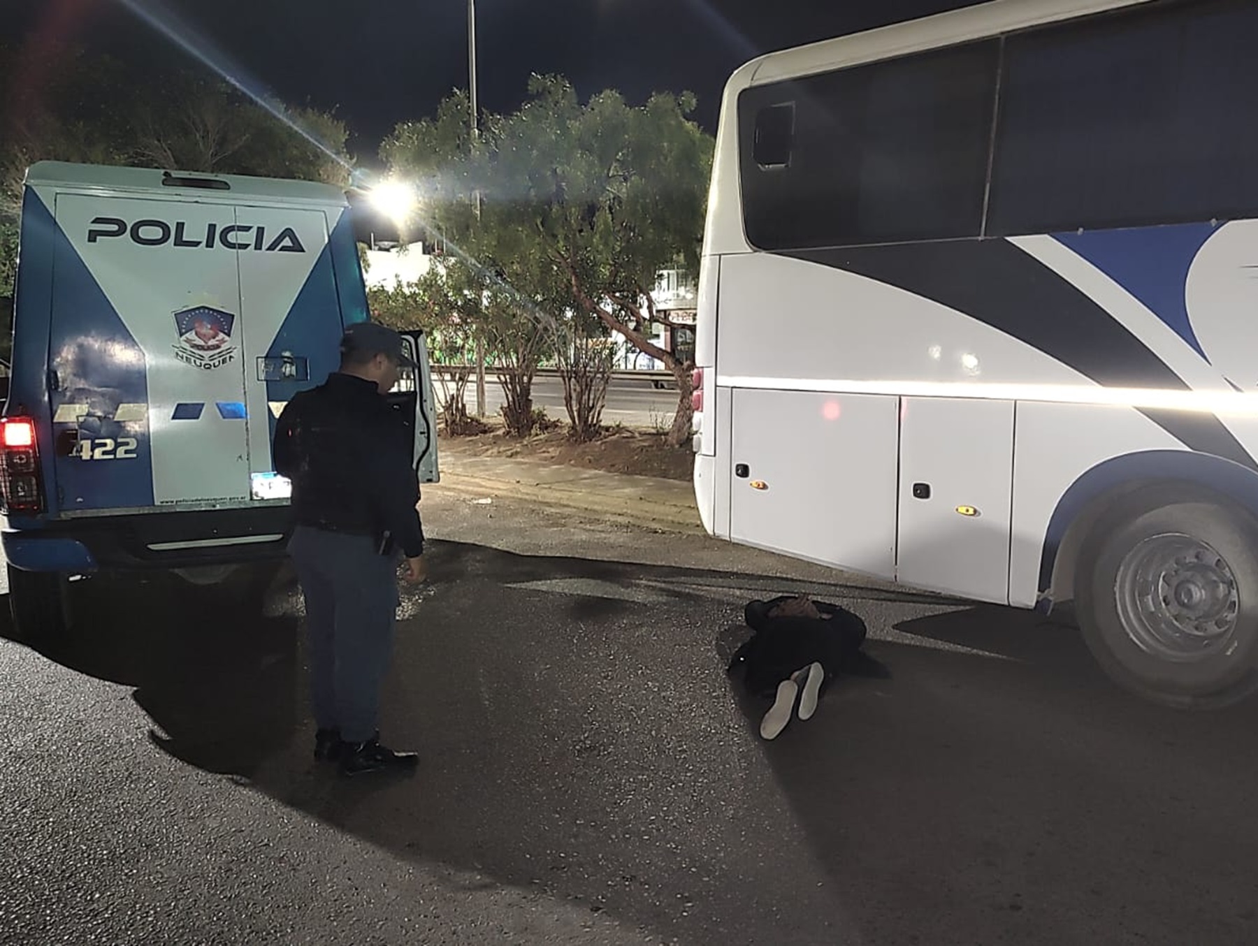 Los atrapan robando un colectivo, un edificio público y el césped de una cancha de fútbol en Neuquén