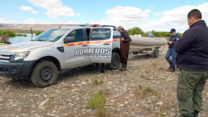 Rescataron a un pescador que estaba desgarrado y sin provisiones en Piedra del Águila