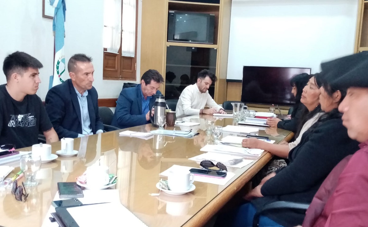 El ministro Jorge Tobares se reunió con comunidades mapuche. Foto: gentileza.