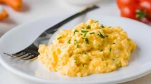 Imagen de Cómo hacer un revuelto de huevos y avena con mantequilla: una receta saludable, simple y rápida 