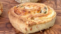 Imagen de Roll de chipa, jamón y queso ideal para la picada