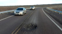 Imagen de La Ruta 23 de Río Negro aún espera el asfalto completo y ya presenta un serio deterioro