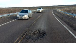 La Ruta 23 de Río Negro aún espera el asfalto completo y ya presenta un serio deterioro