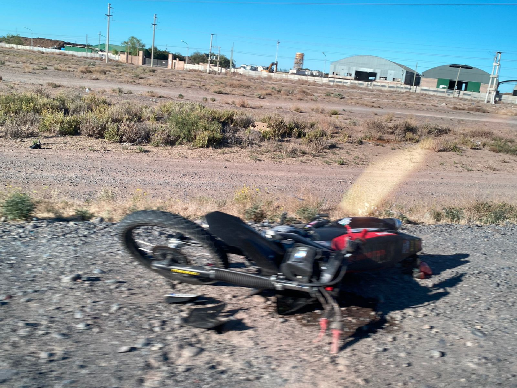 Desesperado pedido de la familia de un motociclista que fue chocado en la Ruta 22 de Neuquén 