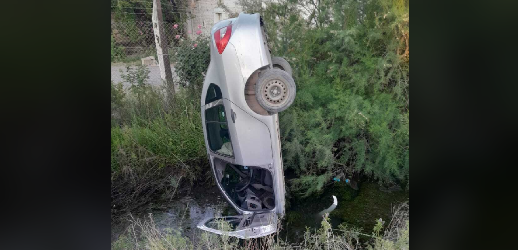 Volcó un auto en Ruta 151, a la altura de Cipolletti. Foto: Facebook. 