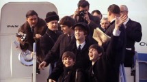 Imagen de Disney+ estrena «Beatles ’64»: la Beatlemanía llega a Estados Unidos y todo cambia para siempre