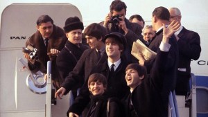 Disney+ estrena «Beatles ’64»: la Beatlemanía llega a Estados Unidos y todo cambia para siempre