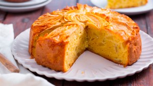 ¡Un éxito! Cómo hacer esta torta de manzana en licuadora y que quede súper esponjosa